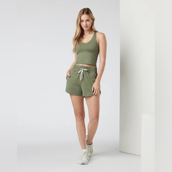 Vuori Halo Performance Crop 2.0 Tank Top in Dark Metal Heather - Picture 3 of 7